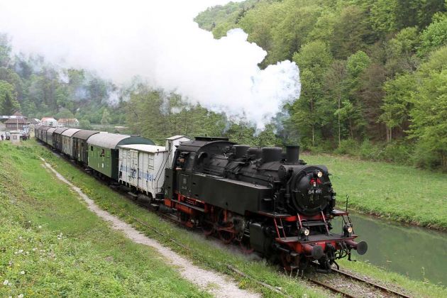 Dampflok Baureihe 64 - Der Dampfzug mit der 64 491 der Dampfbahn Fränkische Schweiz durchfährt das romantische Wisenttal Dampflok Baureihe 64 - Der Dampfzug mit der 64 491 der Dampfbahn Fränkische Schweiz durchfährt das romantische Wisenttal