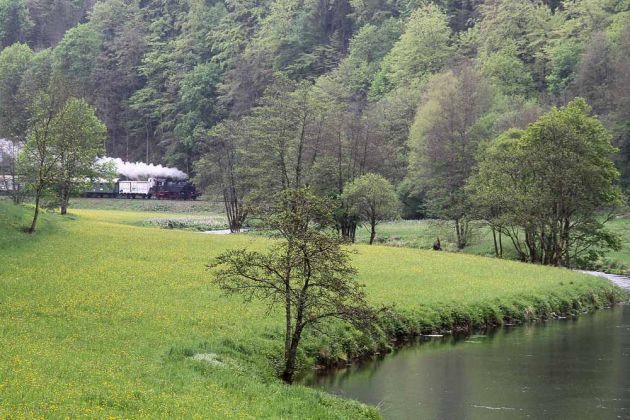 Dampflok Baureihe 64 - Der Dampfzug mit der 64 491 der Dampfbahn Fränkische Schweiz durchfährt das romantische Wisenttal Dampflok Baureihe 64 - Der Dampfzug mit der 64 491 der Dampfbahn Fränkische Schweiz durchfährt das romantische Wisenttal