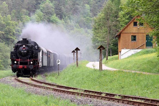 Dampflok Baureihe 64 - Der Dampfzug mit der 64 491 der Dampfbahn Fränkische Schweiz bei Streitberg im Wiesenttal