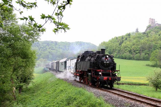 Der Dampfzug mit der 64 491 der Dampfbahn Fränkische Schweiz bei Streitberg im Wiesenttal Der Dampfzug mit der 64 491 der Dampfbahn Fränkische Schweiz bei Streitberg im Wiesenttal