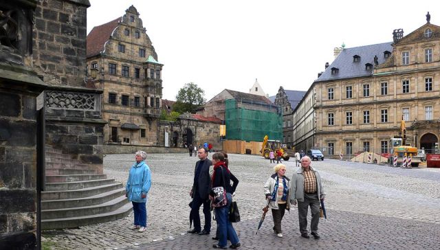 Bamberg in Oberfranken - der Domplatz mit der 'Schönen Pforte' am Eingang der Alten Hofhaltung und der Neuen Residenz Bamberg in Oberfranken - der Domplatz mit der 'Schönen Pforte' am Eingang der Alten Hofhaltung und der Neuen Residenz