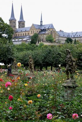 Bamberg in Oberfranken - der Rosengarten im Innenhof der Neuen Residenz Bamberg in Oberfranken - der Rosengarten im Innenhof der Neuen Residenz