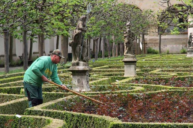 Bamberg in Oberfranken - der Rosengarten im Innenhof der Neuen Residenz Bamberg in Oberfranken - der Rosengarten im Innenhof der Neuen Residenz