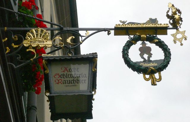 Bamberg in Oberfranken - die Brauerei Schlenkerla ist weltbekannt für ihr dunkles Rauchbier Bamberg in Oberfranken - die Brauerei Schlenkerla ist weltbekannt für ihr dunkles Rauchbier