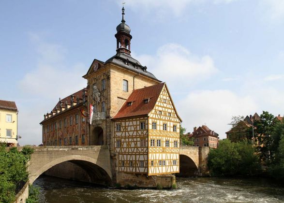 Bamberg in Oberfranken - die Obere Brücke und das Alte Insel-Rathaus inmitten der Regnitz Bamberg in Oberfranken - die Obere Brücke und das Alte Insel-Rathaus inmitten der Regnitz