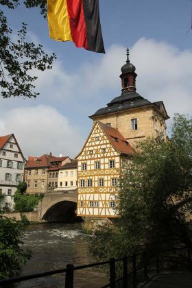 Bamberg in Oberfranken - die Obere Brücke und das Alte Insel-Rathaus inmitten der Regnitz Bamberg in Oberfranken - die Obere Brücke und das Alte Insel-Rathaus inmitten der Regnitz