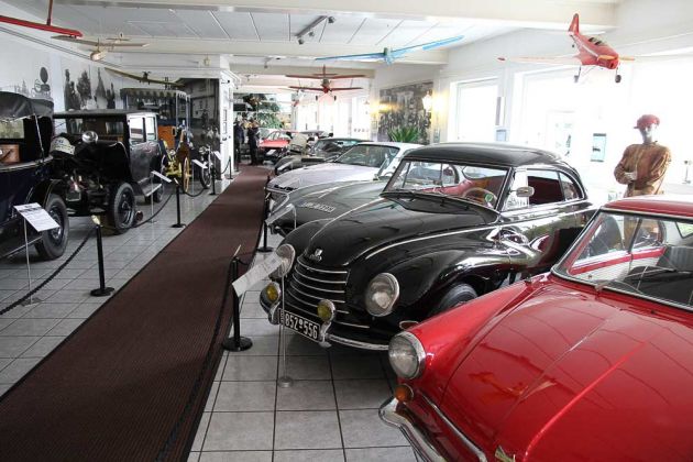 Deutsches Fahrzeugmuseum Fichtelberg - der Blick in das Erdgeschoss der Oldtimerhalle