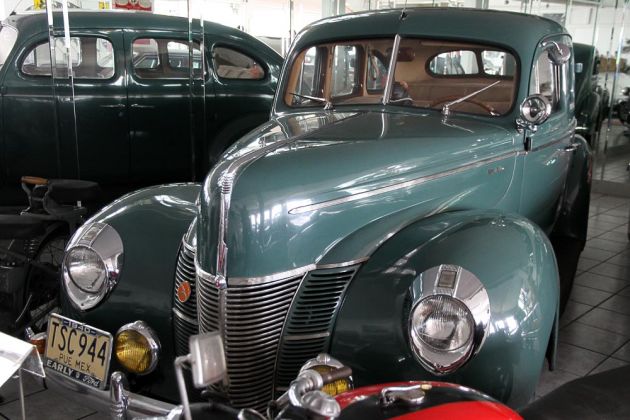 Deutsches Fahrzeugmuseum Fichtelberg - Ford V 8 Limousine 'Vee Eight' aus den USA - Baujahre 1932 bis 1954 - 3620 ccm, 85 PS, 135 kmh Deutsches Fahrzeugmuseum Fichtelberg - Ford V 8 Limousine 'Vee Eight' aus den USA - Baujahre 1932 bis 1954 - 3620 ccm, 85 PS, 135 kmh