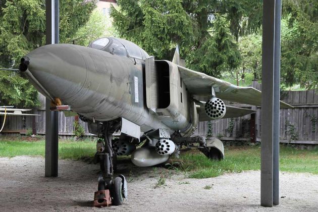 Deutsches Fahrzeugmuseum Fichtelberg - MiG 23 B Mikojan, UdSSR - Schul- und Übungs-Kampfflugzeug der NVA Deutsches Fahrzeugmuseum Fichtelberg - MiG 23 B Mikojan, UdSSR - Schul- und Übungs-Kampfflugzeug der NVA