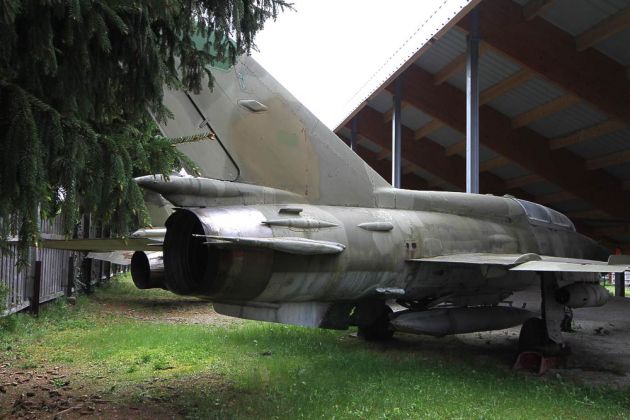 Deutsches Fahrzeugmuseum Fichtelberg - MiG 21 UM und 23 B, Mikojan, UdSSR - Schul- und Übungs-Kampfflugzeuge der NVA Deutsches Fahrzeugmuseum Fichtelberg - MiG 21 UM und 23 B, Mikojan, UdSSR - Schul- und Übungs-Kampfflugzeuge der NVA