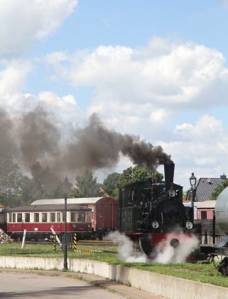 Die Schmalspur-Dampflok Hoya ist auf dem Weg zum Wassernehmen - Museums-Eisenbahn Bruchhausen-Vilsen