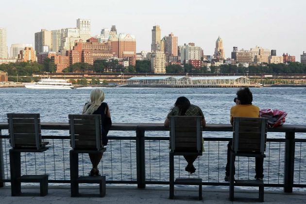 Der Blick auf Brooklyn Heights vom East River Greenway - Manhattan, New York City Der Blick auf Brooklyn Heights vom East River Greenway - Manhattan, New York City