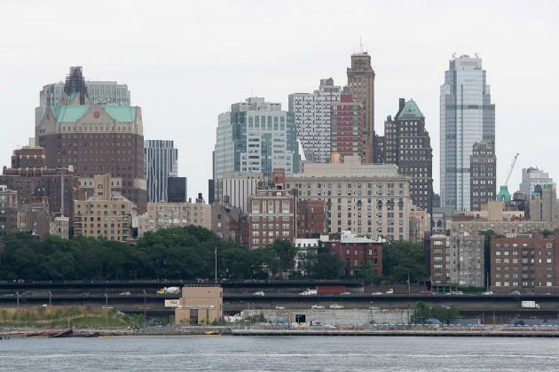 Ein Blick auf Brooklyns Skyline am East River vom Battery Maritime Building Slip in Manhattan - New York City