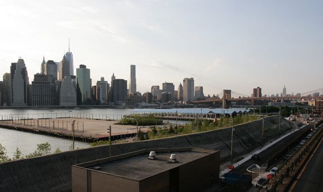 Der Blick von der Brooklyn Heights Promenade über den East River auf Manhattan - New York City