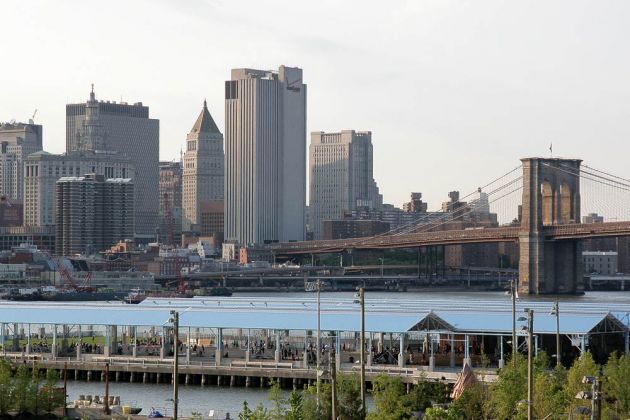 Der Blick von der Brooklyn Heights Promenade über den East River auf die Skyline von Manhattan - New York City Der Blick von der Brooklyn Heights Promenade über den East River auf die Skyline von Manhattan - New York City