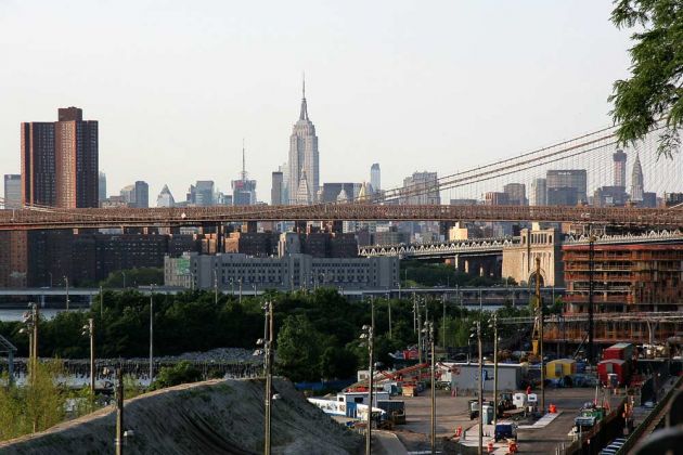 Der Blick von der Brooklyn Heights Promenade auf die Brooklyn Bridge und auf die Skyline von Manhattan - New York City Der Blick von der Brooklyn Heights Promenade auf die Brooklyn Bridge und auf die Skyline von Manhattan - New York City
