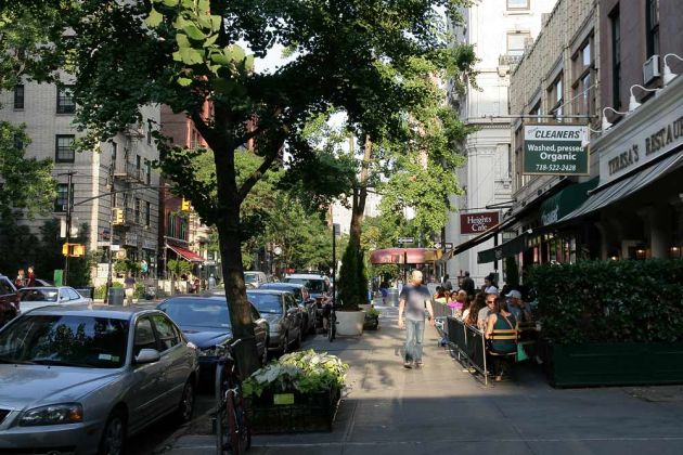 Die Montague Street in Brooklyn Heights mit dem bekannten Heights Cafe Die Montague Street in Brooklyn Heights mit dem bekannten Heights Cafe