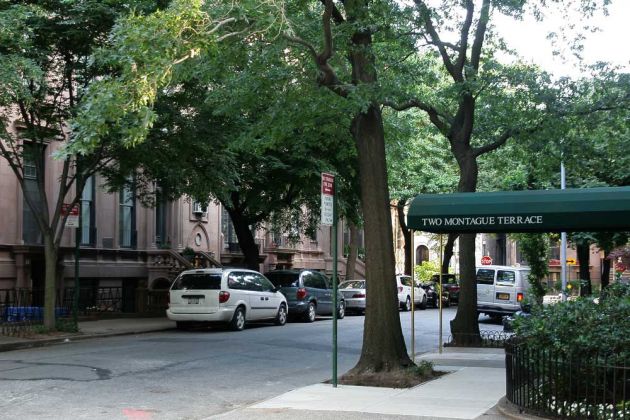  Die Montague Street mit ihren Brownstone' Häusern in Brooklyn Heights - New York City