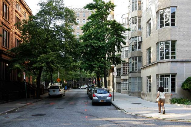 Eine Seitenstrasse der Montague Street mit ihren Brownstone' Häusern in Brooklyn Heights Eine Seitenstrasse der Montague Street mit ihren Brownstone' Häusern in Brooklyn Heights