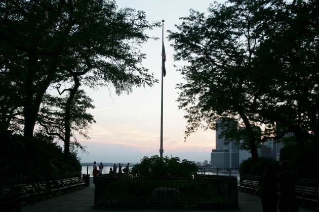 Der Fahnenmast an der Brooklyn Heights Promenade, Montague Street - New York City Der Fahnenmast an der Brooklyn Heights Promenade, Montague Street - New York City