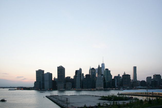 Der Blick von der Brooklyn Heights Promenade über den East River auf die Südspitze von Manhattan - Blue Hour in New York City Der Blick von der Brooklyn Heights Promenade über den East River auf die Südspitze von Manhattan - Blue Hour in New York City