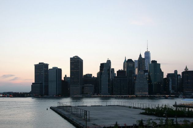 Der Blick von der Brooklyn Heights Promenade über den East River auf die Südspitze von Manhattan - Blue Hour in New York City Der Blick von der Brooklyn Heights Promenade über den East River auf die Südspitze von Manhattan - Blue Hour in New York City