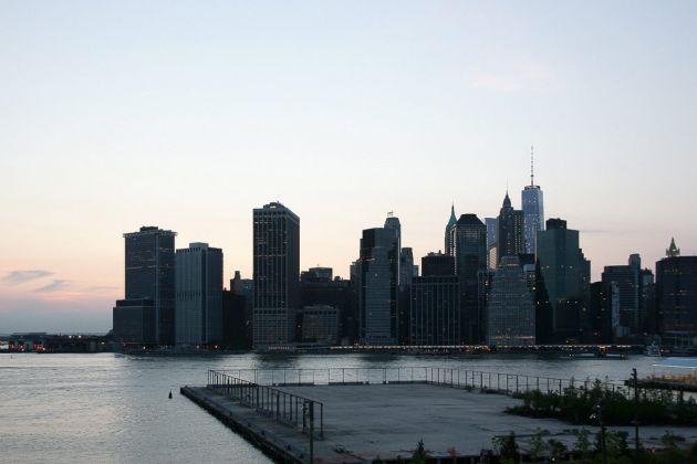Der Blick von der Brooklyn Heights Promenade über den East River auf die Südspitze von Manhattan - Blue Hour in New York City