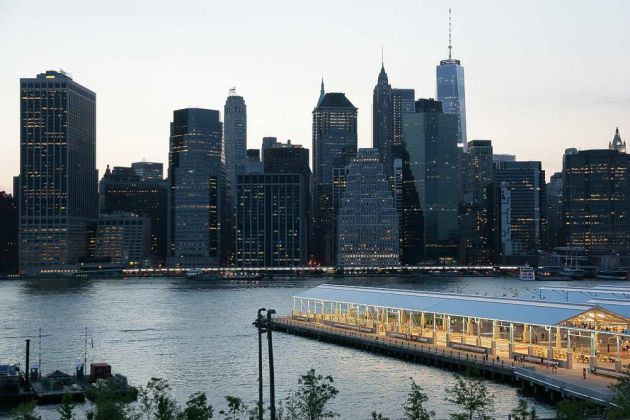 Der Blick über den East River auf Manhattan von der Brooklyn Heights Promenade - Blue Hour New York City Der Blick über den East River auf Manhattan von der Brooklyn Heights Promenade - Blue Hour New York City