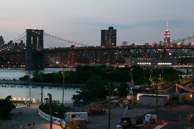 Der Blick von der Brooklyn Heights Promenade auf die Brooklyn Bridge und auf die Skyline von Manhattan - Blue Hour New York City