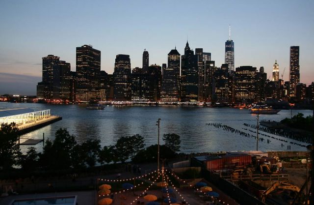 Der Blick über den East River auf die Skyline Manhattans zur Blauen Stunde - New York City