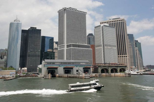 New York City - die Südspitze Manhattans mit Staten Island Ferry Terminal