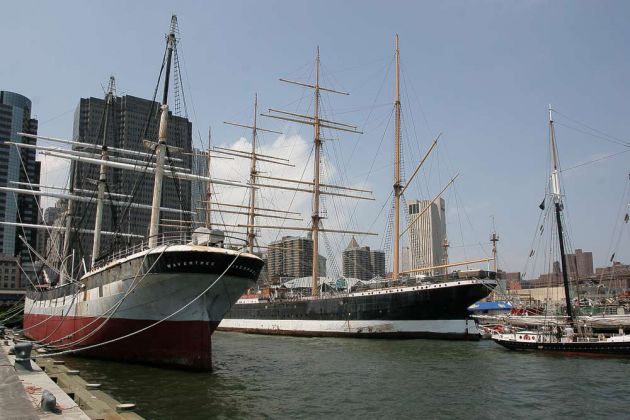 New York City - das South Street Seaport Museum mit Großseglern am East River New York City - das South Street Seaport Museum mit Großseglern am East River