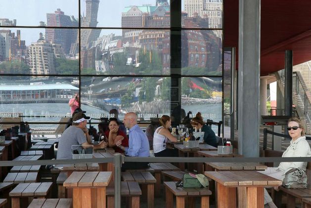New York City - Lower Manhattan, eine Bar am Pier 15 der East River Waterfront New York City - Lower Manhattan, eine Bar am Pier 15 der East River Waterfront