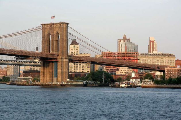 New York City - die Brooklyn Bridge über den East River