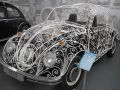 Der schmiedeeiserne Volkswagen Käfer aus dem Jahre 1970 als Hochzeitskäfer aus Mexico - AutoMuseum Volkswagen