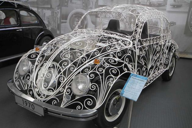 Der schmiedeeiserne Volkswagen Käfer aus dem Jahre 1970 als Hochzeitskäfer aus Mexico - AutoMuseum Volkswagen