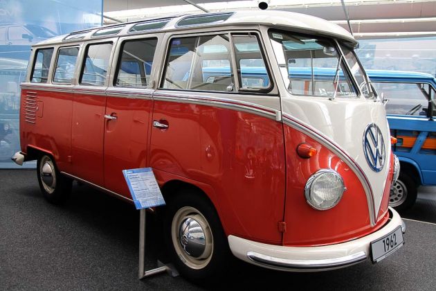 Samba, Samba, ein Volkswagen-Kleinbus 'Sonderausstattung', Baujahr 1962 - AutoMuseum Volkswagen in Wolfsburg