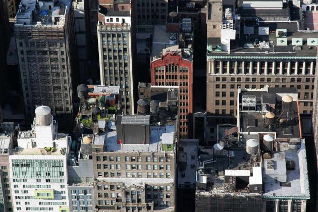 Das Empire State Building - über den Dächern von Midtown Manhattan, New York City Das Empire State Building - über den Dächern von Midtown Manhattan, New York City