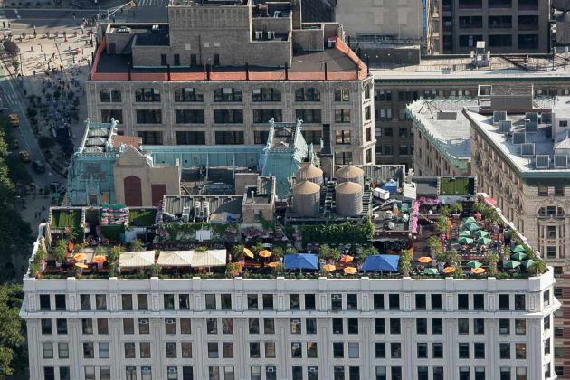 Das Empire State Building - über den Dächern von Midtown Manhattan, New York City Das Empire State Building - über den Dächern von Midtown Manhattan, New York City