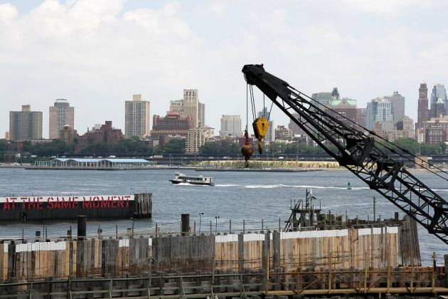 Ein Blick auf Brooklyns Skyline am East River vom Battery Maritime Building Slip in Manhattan - New York City Ein Blick auf Brooklyns Skyline am East River vom Battery Maritime Building Slip in Manhattan - New York City