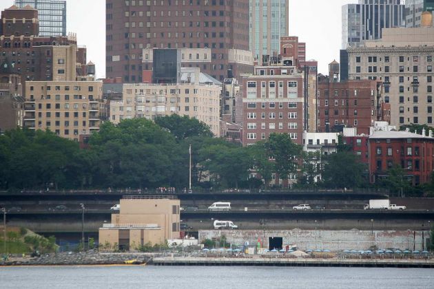 Ein Blick auf die Brooklyn Heights Promenade am East River vom Battery Maritime Building Slip in Manhattan - New York City