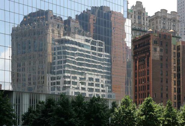 Wolkenkratzer am Ground Zero spiegeln sich in einer Glasfassade - Financial District Manhattan, New York City Wolkenkratzer am Ground Zero spiegeln sich in einer Glasfassade - Financial District Manhattan, New York City
