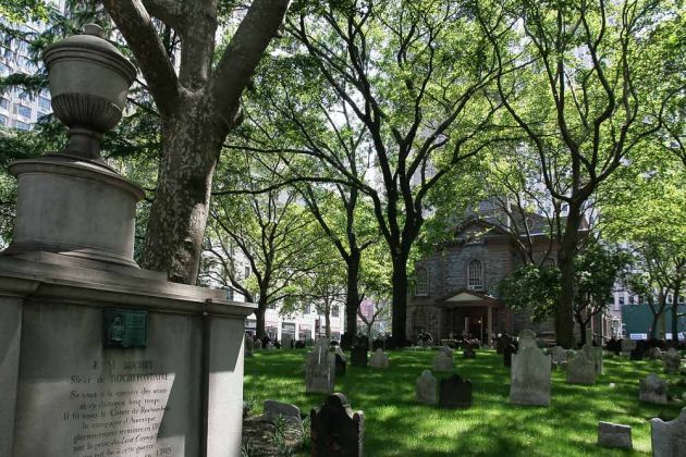 Der Friedhof mit alten Grabsteinen vor der St. Paul's Chapel, der ältesten Kirche Manhattans - Financial District Manhattan, New York City