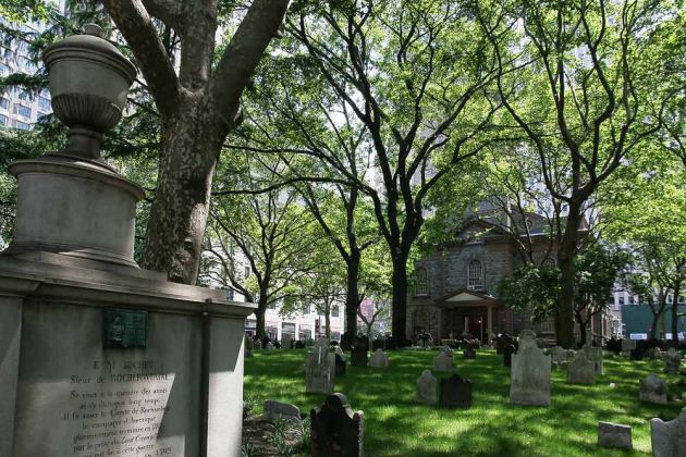 Der Friedhof mit alten Grabsteinen vor der St. Paul's Chapel, der ältesten Kirche Manhattans - Financial District Manhattan, New York City Der Friedhof mit alten Grabsteinen vor der St. Paul's Chapel, der ältesten Kirche Manhattans - Financial District Manhattan, New York City