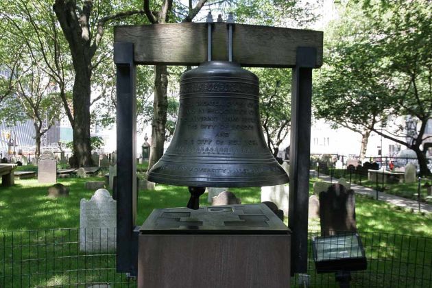 Die Glocke der Hoffnung im Churchyard der St. Paul's Chapel - Financial District Manhattan, New York City Die Glocke der Hoffnung im Churchyard der St. Paul's Chapel - Financial District Manhattan, New York City