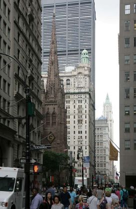 Der Broadway mit der Trinity Church, der Dreifaltigkeitskirche - Financial District Manhattan, New York City Der Broadway mit der Trinity Church, der Dreifaltigkeitskirche - Financial District Manhattan, New York City