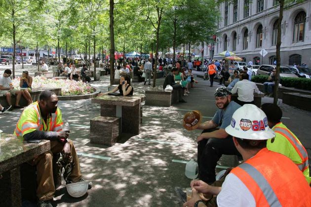 Im Zuccotti Park an der Church Street - Financial District Manhattan, New York City Im Zuccotti Park an der Church Street - Financial District Manhattan, New York City
