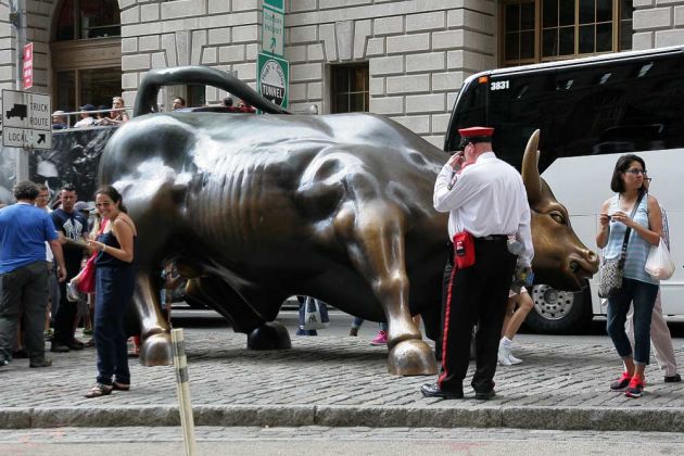 Die Bullenfigur vor der New York Stock Exchange - Charging Bull - Wall Street Bull oder Bowling Green Bull - Financial District, Lower Manhattan, New York Die Bullenfigur vor der New York Stock Exchange - Charging Bull - Wall Street Bull oder Bowling Green Bull - Financial District, Lower Manhattan, New York