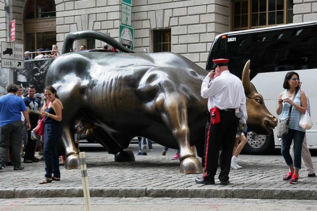 Die Bullenfigur vor der New York Stock Exchange - Charging Bull - Wall Street Bull oder Bowling Green Bull - Financial District, Lower Manhattan, New York