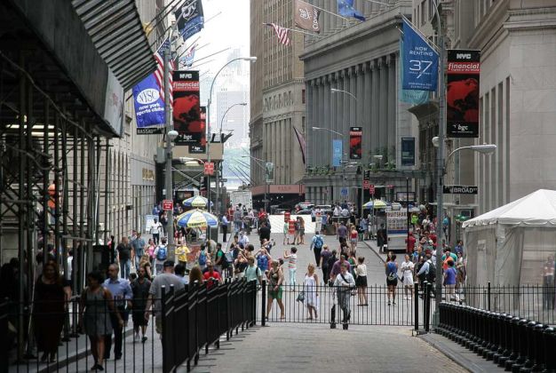 Die Wall Street, von der Broad Street aus aufgenommen - Financial District Manhattan, New York City Die Wall Street, von der Broad Street aus aufgenommen - Financial District Manhattan, New York City